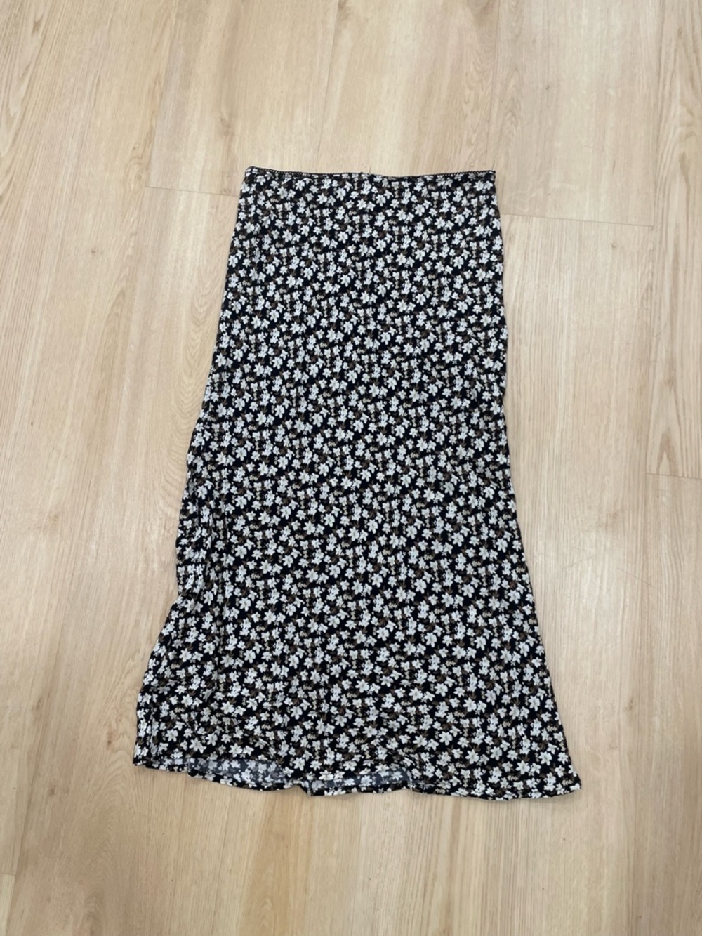 Vintage Y2K Mahina black + white floral maxi skirt Size M